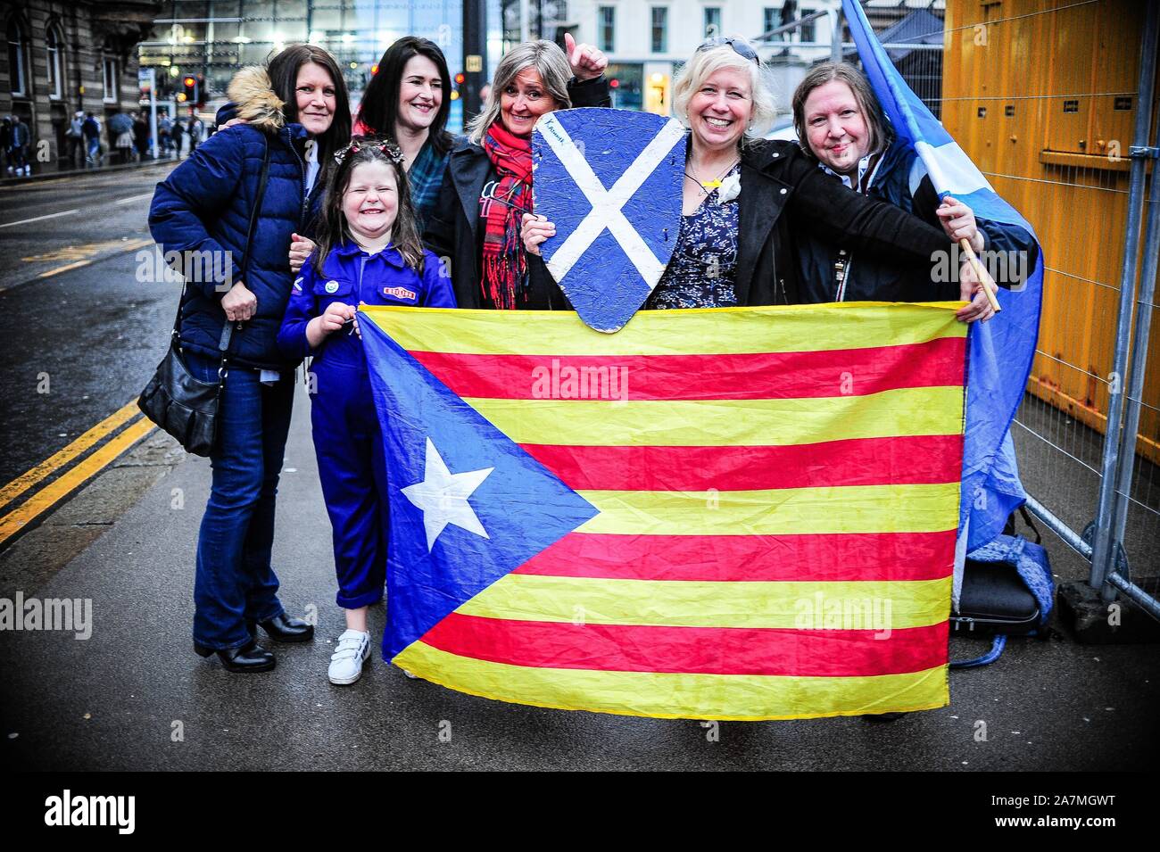Glasgow, Regno Unito. 02Nov, 2019. Attivista per i diritti umani Laura Marshall detiene una bandiera della Catalogna e firmato si intraversa dopo la IndyRef2020 rally ospitato dal quotidiano nazionale. Credito: SOPA Immagini limitata/Alamy Live News Foto Stock