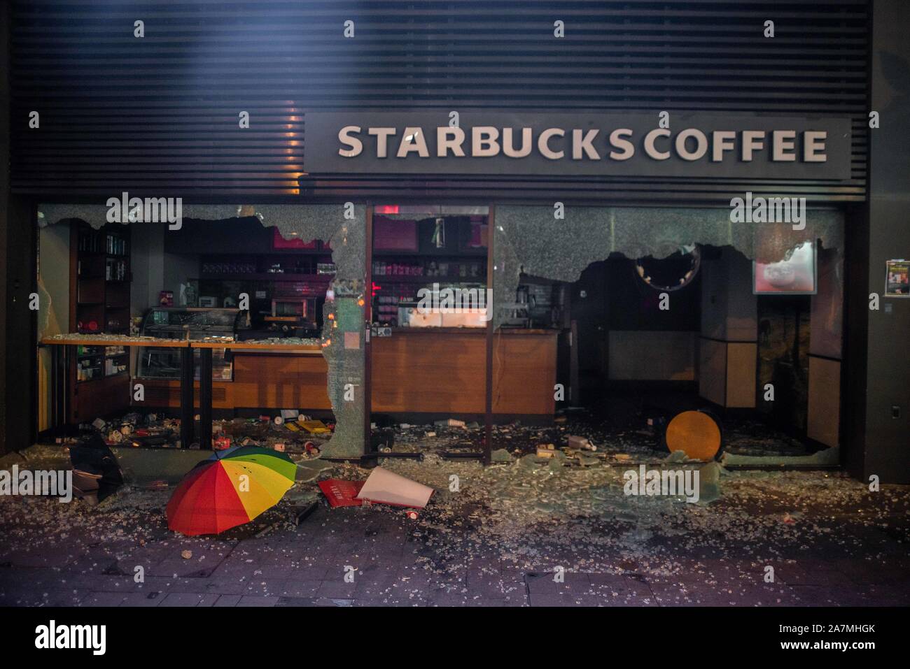 Hong Kong, Cina. 02Nov, 2019. Una vista della Starbucks Coffee shop con purè di windows durante la dimostrazione.Hong Kong manifestanti dimostrano per la ventiduesima weekend consecutivi nel distretto centrale di Hong Kong. I manifestanti continuano a chiamare per Hong Kong di Chief Executive Carrie Lam per soddisfare le loro esigenze rimanenti poiché la controversa legge in materia di estradizione è stata ritirata, che include un inchiesta indipendente sulla polizia brutalità, la ritrazione della parola "riot' per descrivere le manifestazioni, e vero e proprio suffragio universale. Credito: SOPA Immagini limitata/Alamy Live News Foto Stock