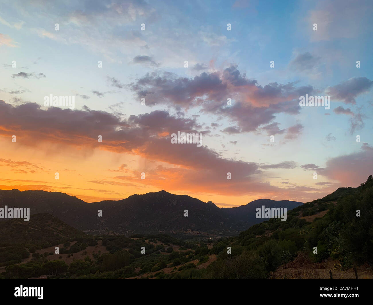 Capo Carbonara panorama al tramonto. È una famosa località turistica vicino a Villasimius, Sardegna, Italia. Foto Stock