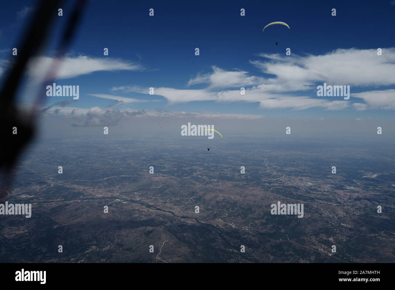 Tre piloti che volano fuori dalla Serra da Estrela, Portogallo Foto Stock