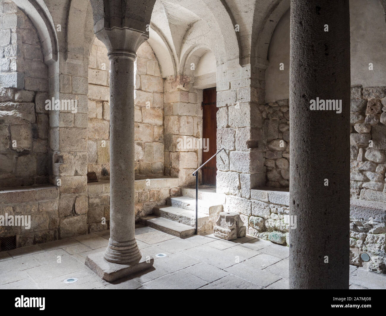 Abbadia San Salvatore, Italia - 24 Aprile 2019: interni con pilastri in una cripta. Foto Stock