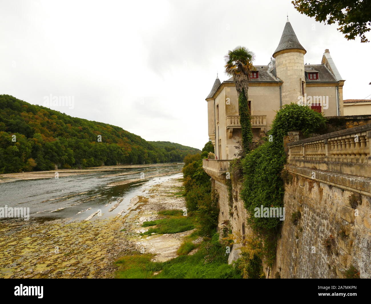 "Pas de deux' 'SLago wan' sulla Dordogne rivolta verso la Bastide di Lalinde nella nuova Aquitaine Foto Stock