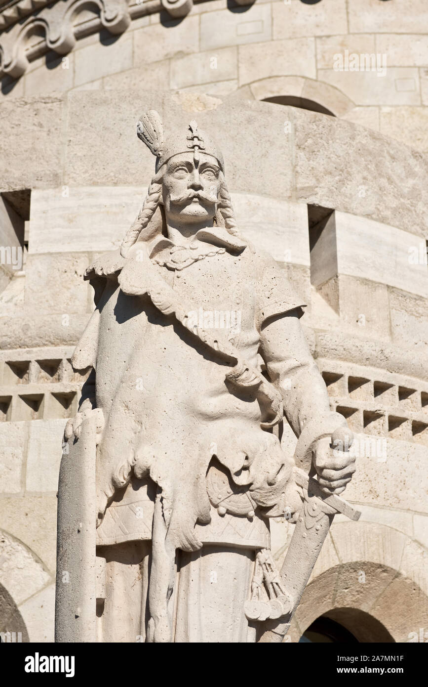 La scultura del capotribù ungherese sul Bastione del Pescatore. Il Castello di Buda, Budapest Foto Stock
