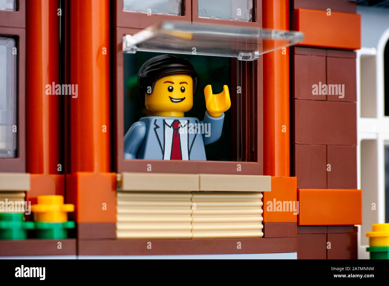 Tambov, Federazione Russa - Ottobre 22, 2019 Lego uomo nel business suit guardando fuori della finestra. Foto Stock