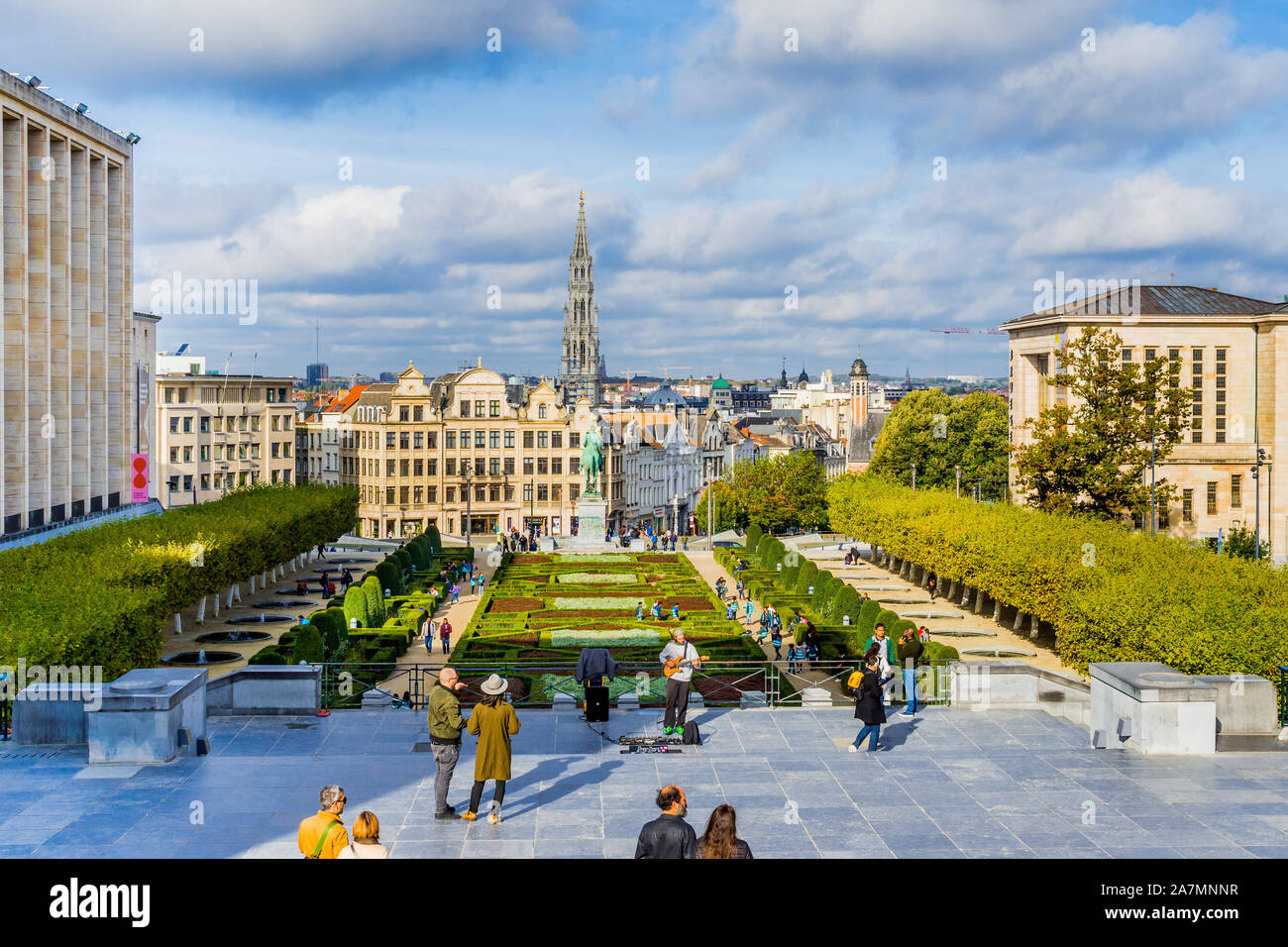 Vista sul Parc du Mont des Arts verso la guglia di Bruxelles town hall - Bruxelles, Belgio. Foto Stock