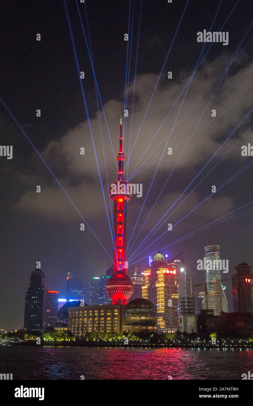 Vista notturna del Quartiere Finanziario di Lujiazui con la Oriental Pearl TV Tower e grattacieli e edifici ad alta a Pudong, Shanghai, Cina Foto Stock