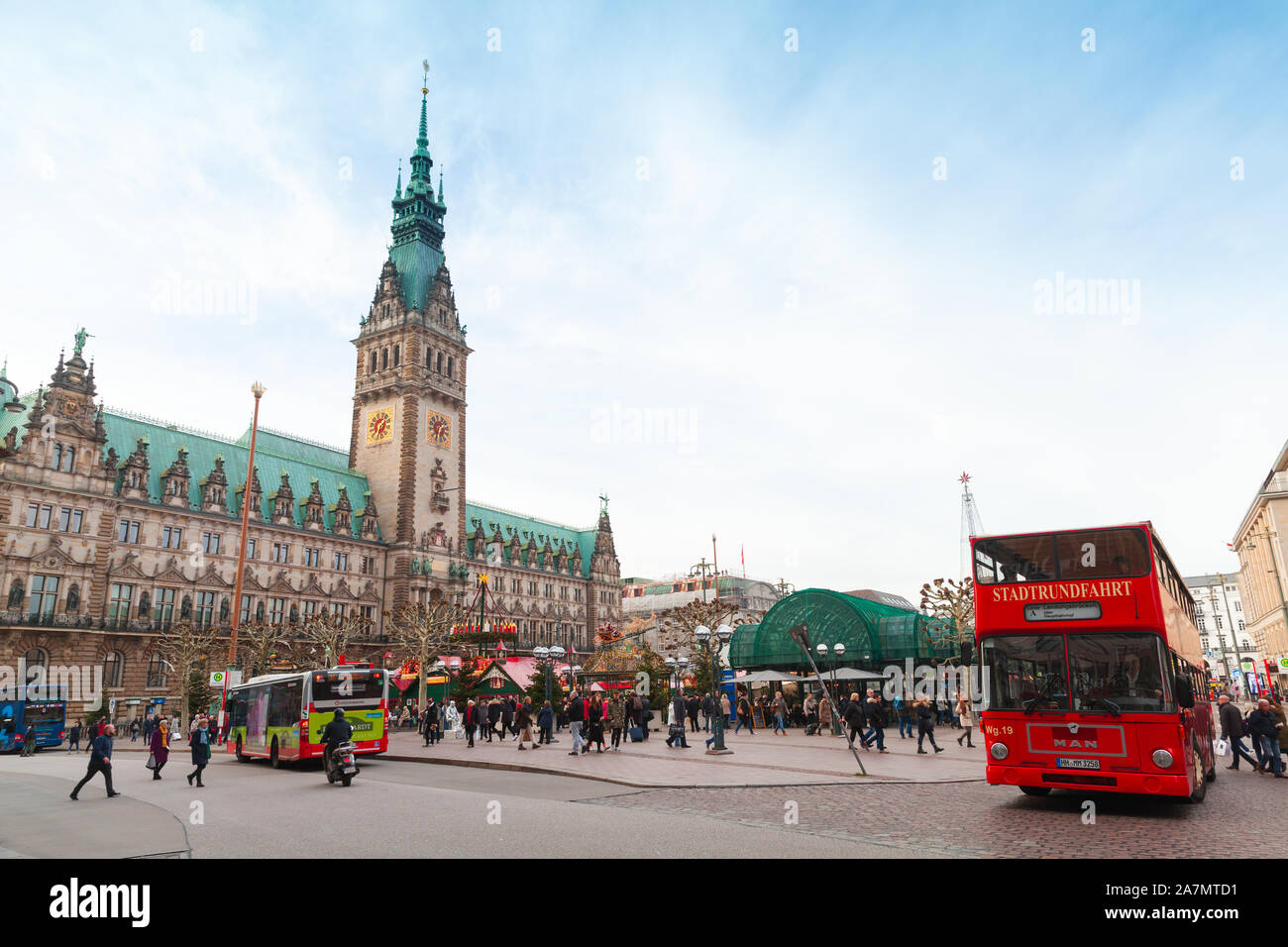 Amburgo, Germania - 30 Novembre 2018: i turisti a piedi attraverso Rathausmarkt vicino a Hamburg City Hall. Essa è la piazza centrale di Amburgo, Germania, trova Foto Stock