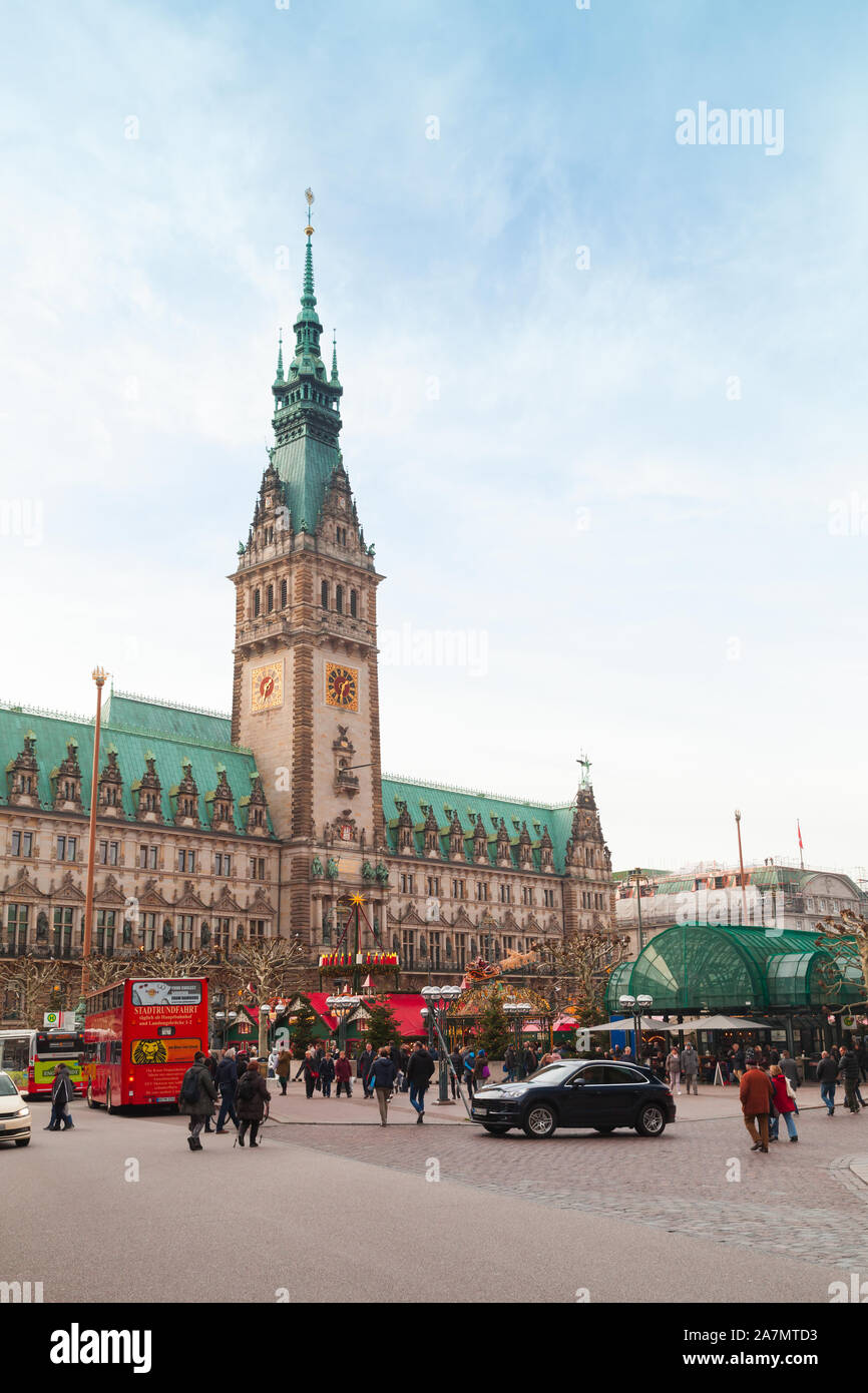 Amburgo, Germania - 30 Novembre 2018: le persone camminare attraverso Rathausmarkt vicino a Hamburg City Hall. Essa è la piazza centrale di Amburgo, Germania, situato in Foto Stock