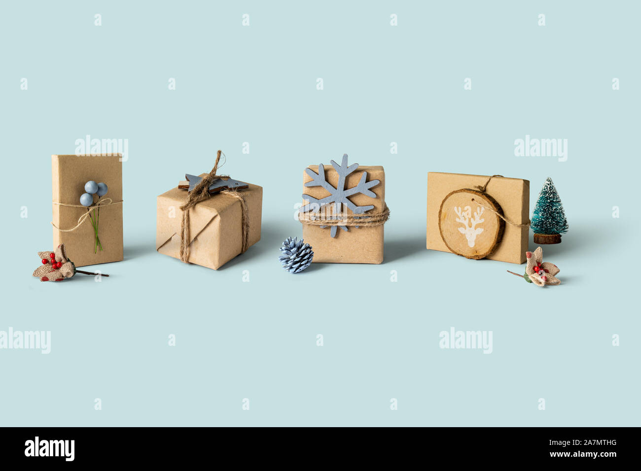 Composizione di natale. Divertenti regali di Natale scatola con avvolgimento in casa e decorazione su sfondo blu, Natale, inverno, anno nuovo o di shopping c Foto Stock