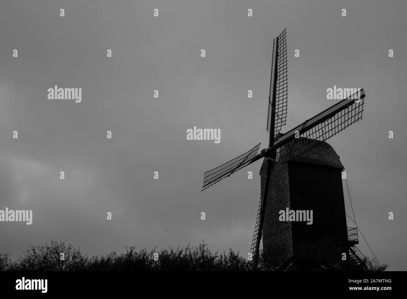 Il mulino a vento di monocromatica in Woulwe Saint Lambert a Bruxelles in Belgio. Per scattare foto in ottobre 2019 Foto Stock