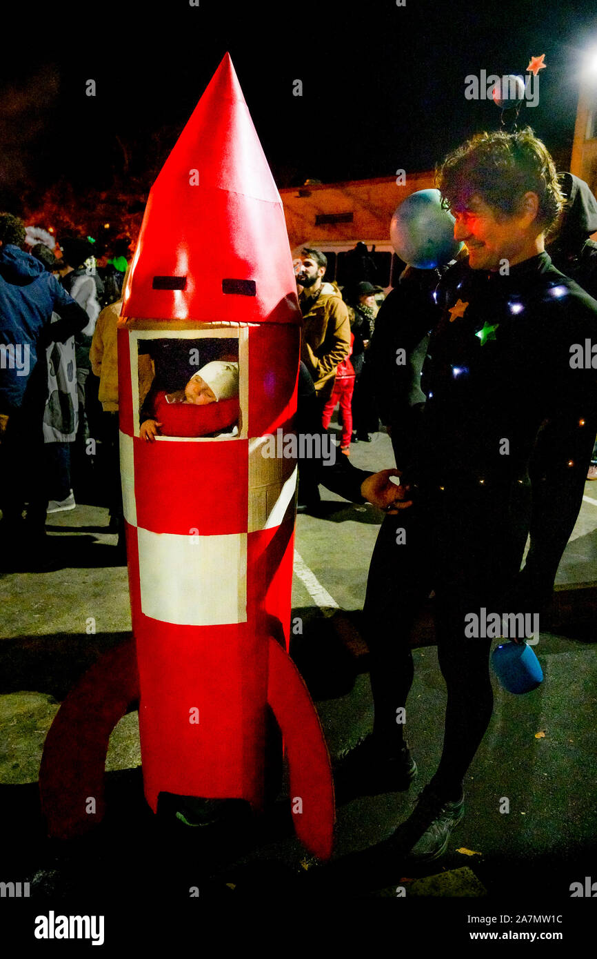 L'astronave di costume a razzo con bambino, sfilata di anime perdute, Vancouver, British Columbia, Canada Foto Stock