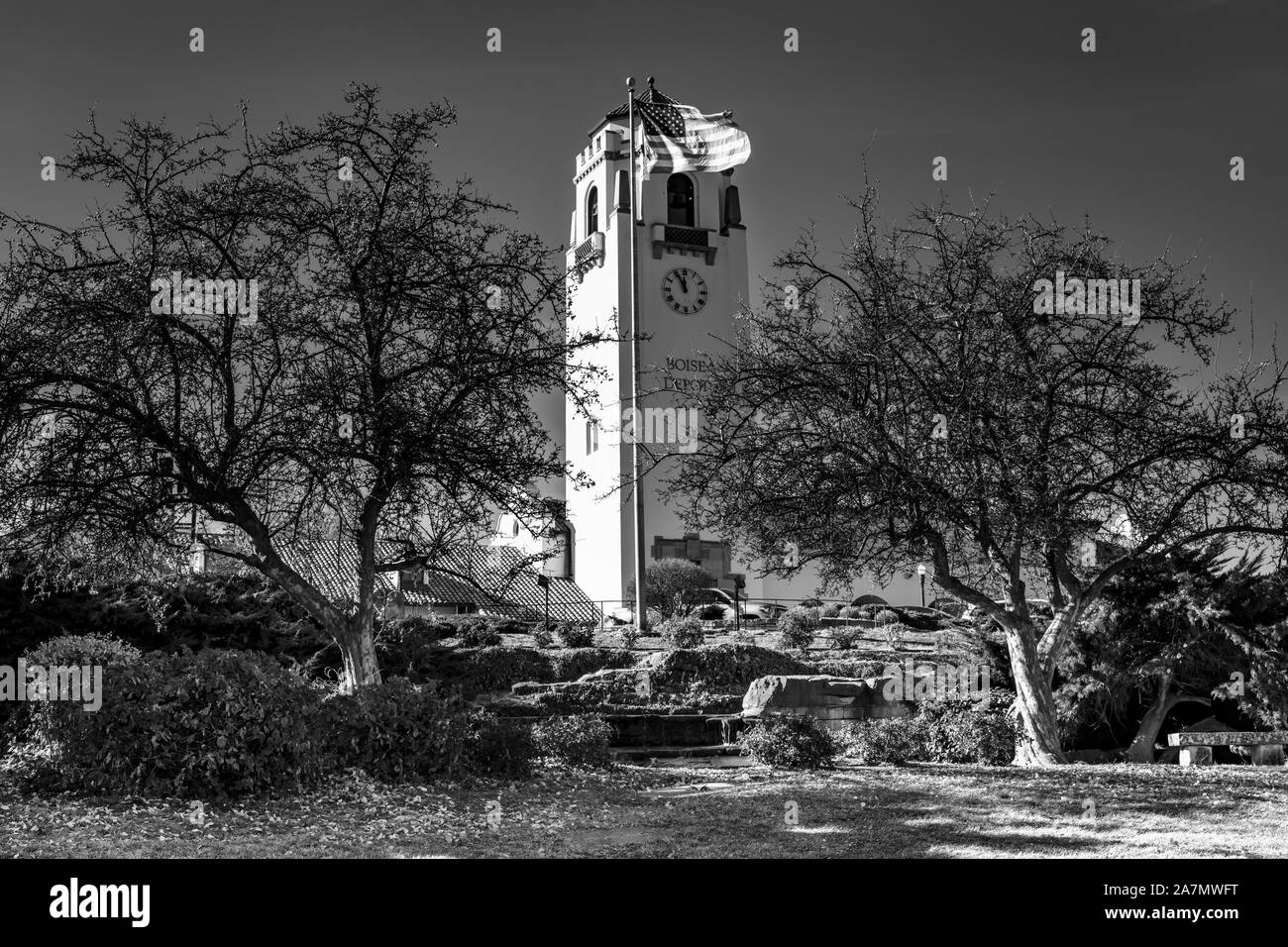 Visualizzazione classica di una città deposito dei treni con la torre dell orologio e bandiera al vento Foto Stock