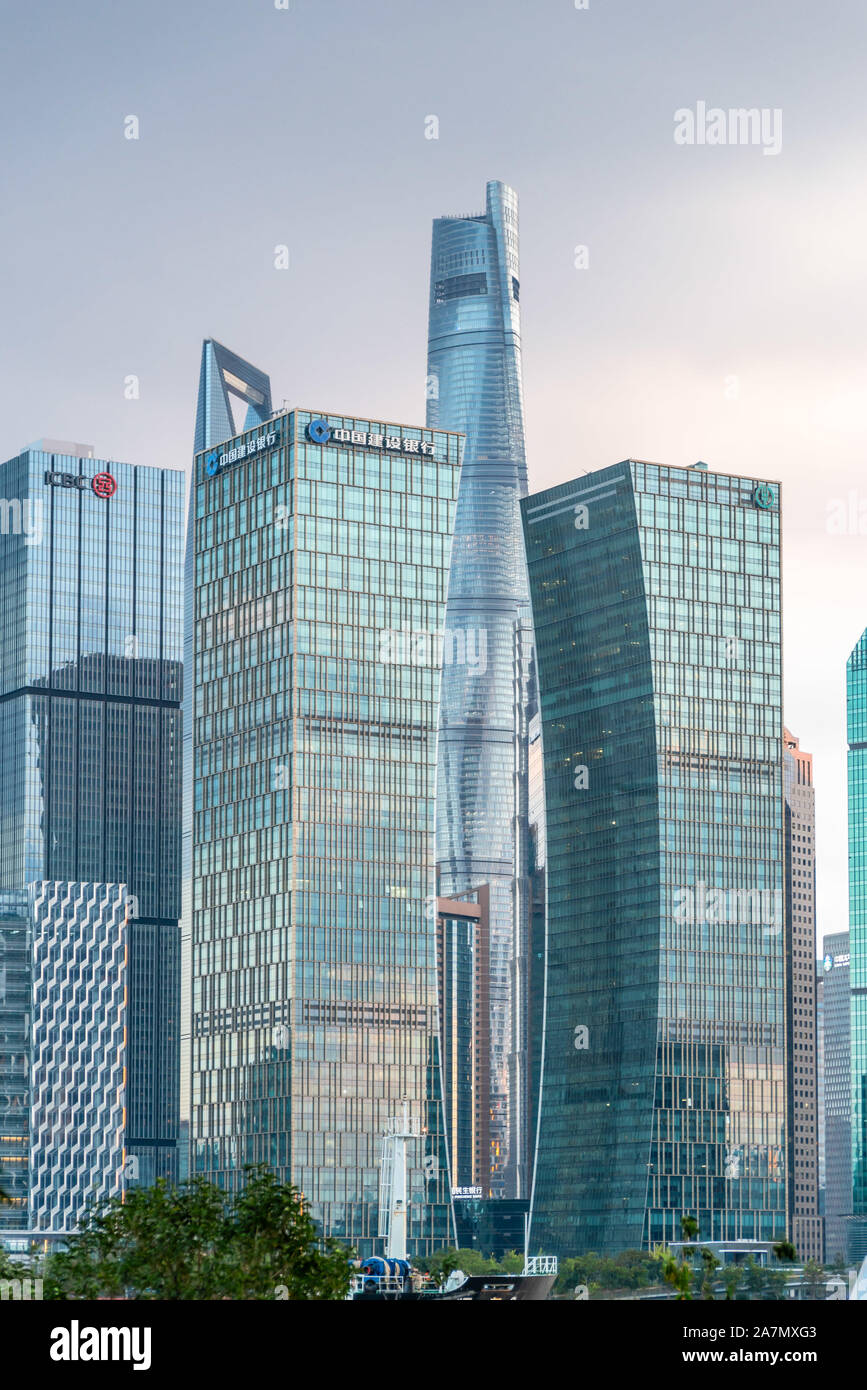 Una vista panoramica dal lato est del Bund raffigurante un magnifico skyline composta da highrises in Cina a Shanghai, 20 settembre 2019. *** Capti locale Foto Stock