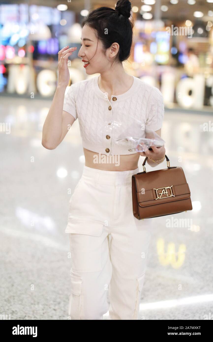 Attrice cinese Zhou Yutong arriva presso l'Aeroporto di Shanghai Hongqiao dopo lo sbarco in Cina a Shanghai, 17 settembre 2019. Top: Domenica migliori sneakers Foto Stock