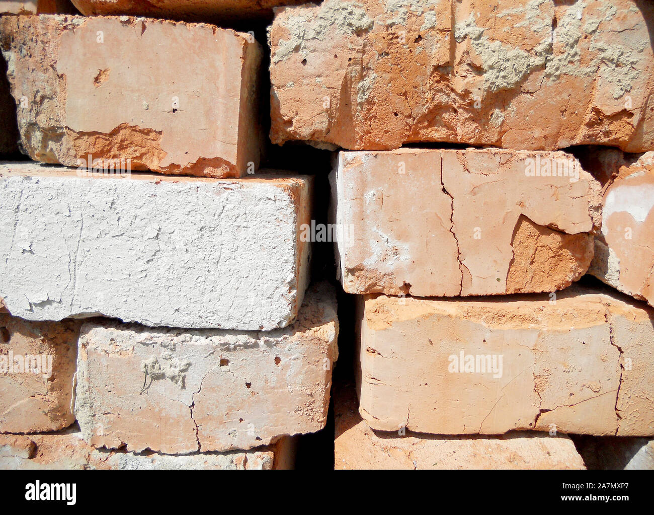 Mattone di texture, colore giallo, pietra di sfondo, struttura rivestita con pareti di granito, arenaria su sfondo muro in mattoni. Rivolta verso le pietre per arredo casa. Foto Stock