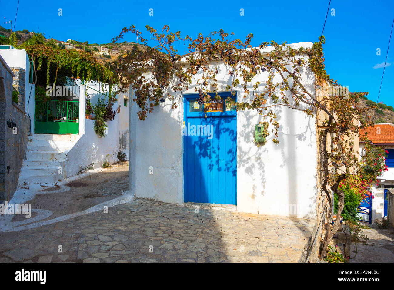 Strada stretta con coloratissime case di pietra nel vecchio villaggio di Pano Elounda, Creta, Grecia. Foto Stock