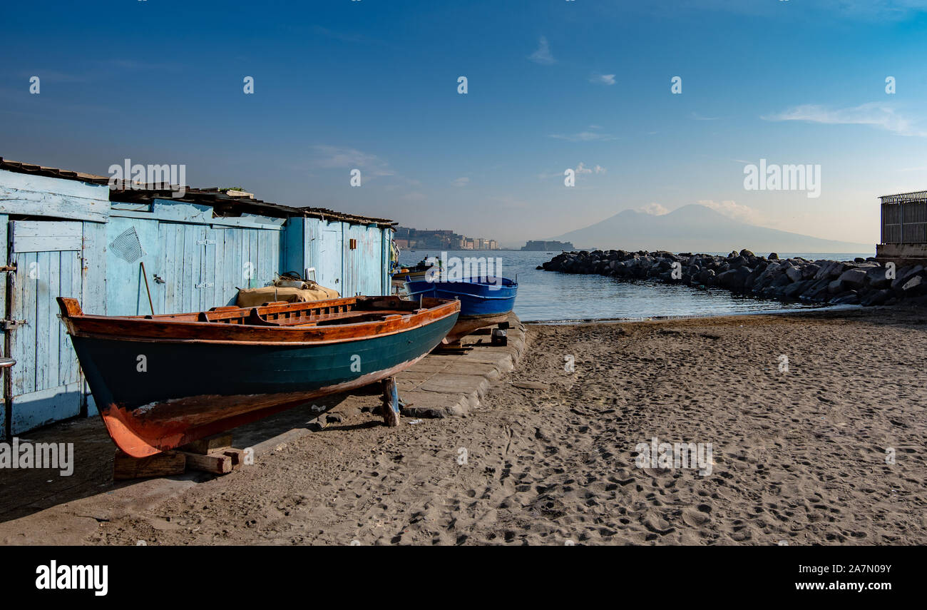 Il Vesuvio, barche da pesca, Napoli Foto Stock