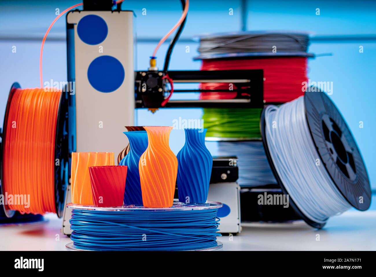 Stampante 3D di filamenti in materiale plastico per stampante 3D e prodotti  stampati all'interno dell'ufficio di progettazione Foto stock - Alamy