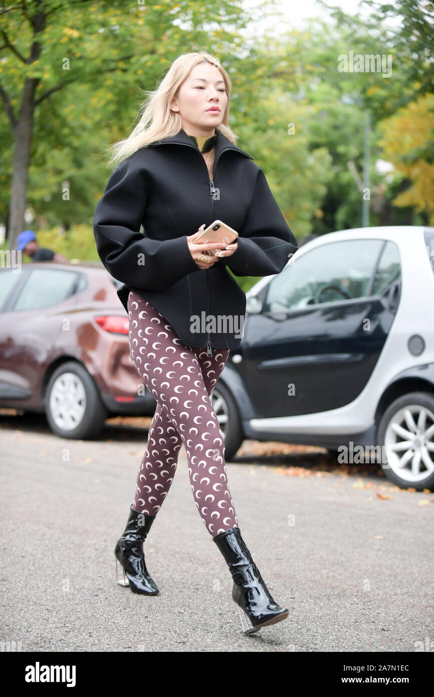 Tina Leung pone per street scatta durante il Marine Serre Womenswear Primavera/Estate 2020 mostra della Settimana della moda di Parigi a Parigi, Francia, 24 Settembre Foto Stock