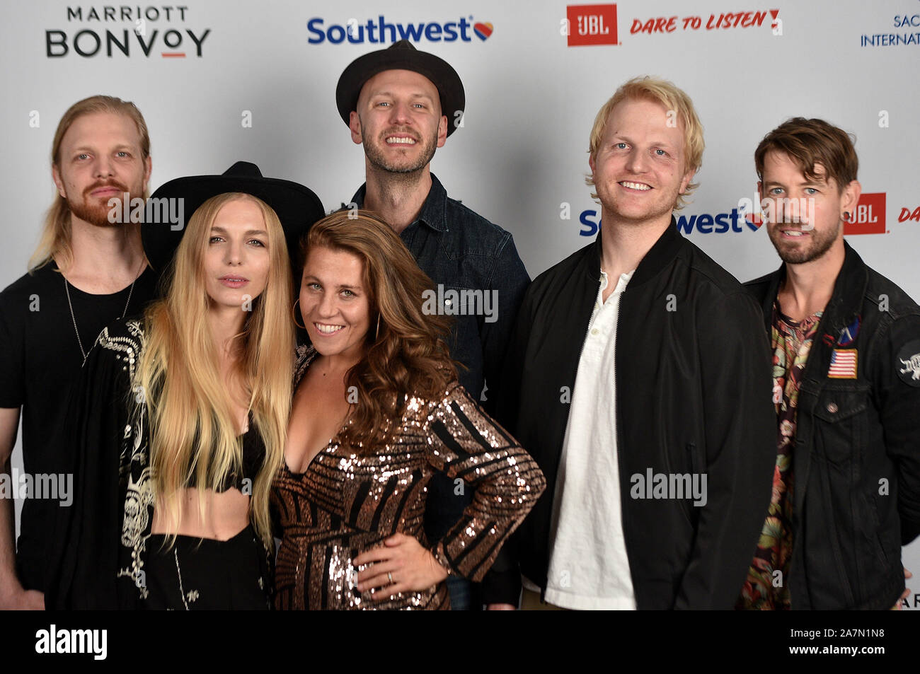 Napa California, Stati Uniti d'America. 02Nov, 2019. Delta Rae - Ian Holljes, Brittany Holljes, Elizabeth Hopkins, Mike McKee, Eric Holljes e concedere Emerson pongono backstage durante il 2019 Live nel vigneto all'Uptown Theatre il 02 novembre 2019 in Napa California. Foto: imageSPACE/MediaPunch Credito: MediaPunch Inc/Alamy Live News Foto Stock