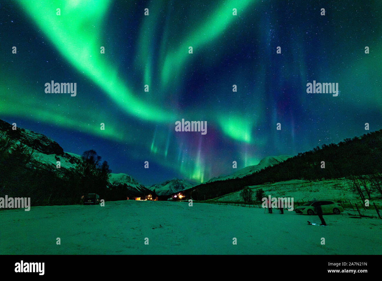 Nordlichter, über den Bergen, Aurora Boreale, Northern Lights, Troms,  Norvegia, Lyngenalps, Lakselvdal, oltre le montagne Foto stock - Alamy