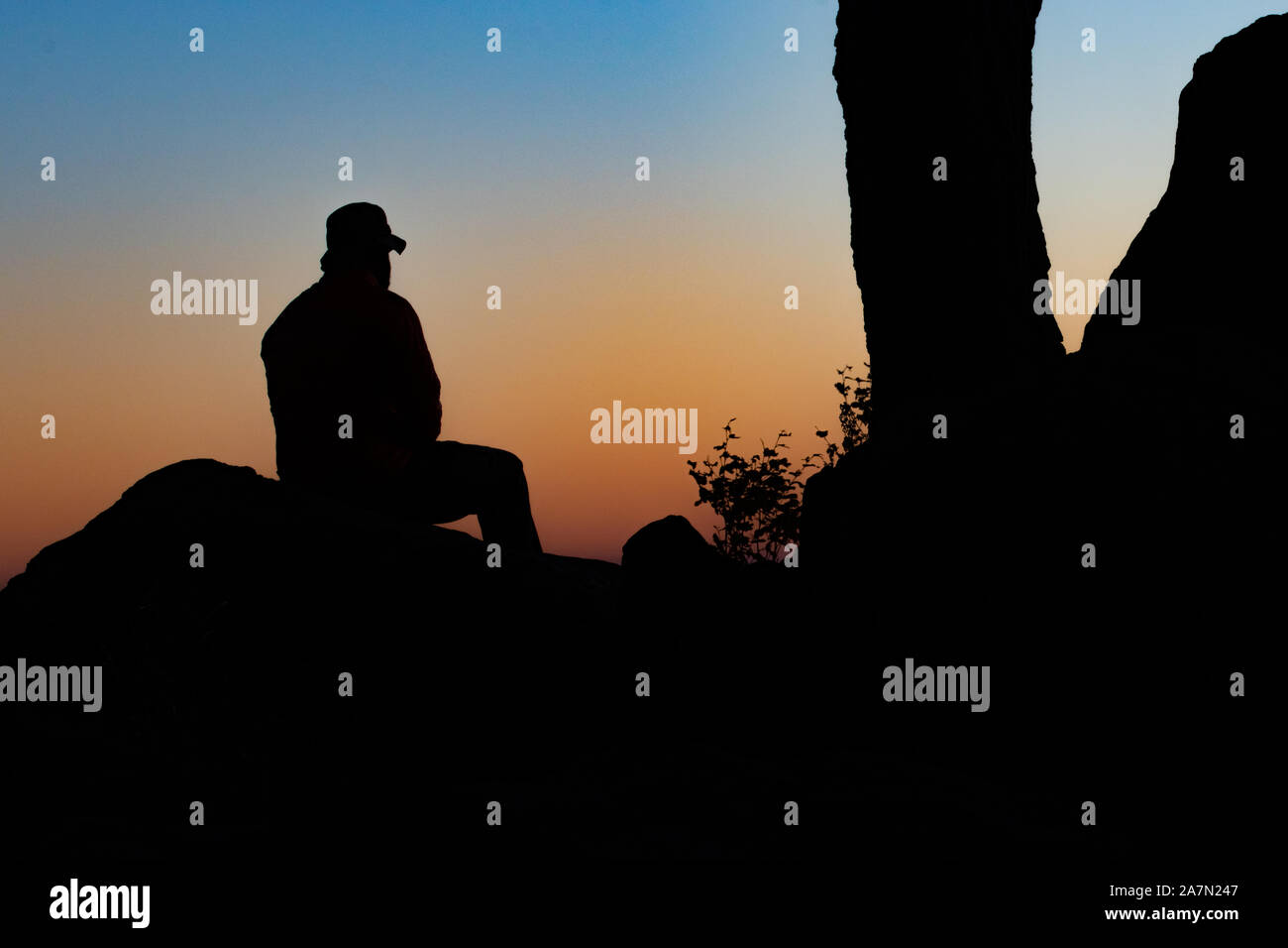 Silhouette con vista sulla valle in cima alla montagna al mattino Foto Stock