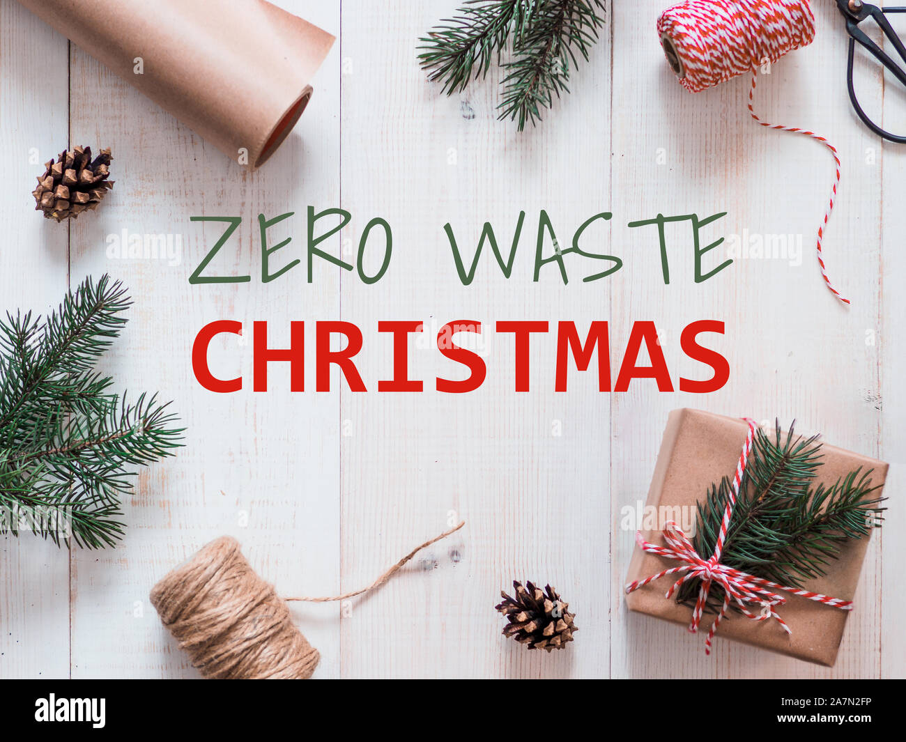 Zero rifiuti Nozione di Natale. Realizzato a mano il natale confezione regalo senza materia plastica. Appartamento laici o vista dall'alto. Bianco da tavolo in legno Foto Stock