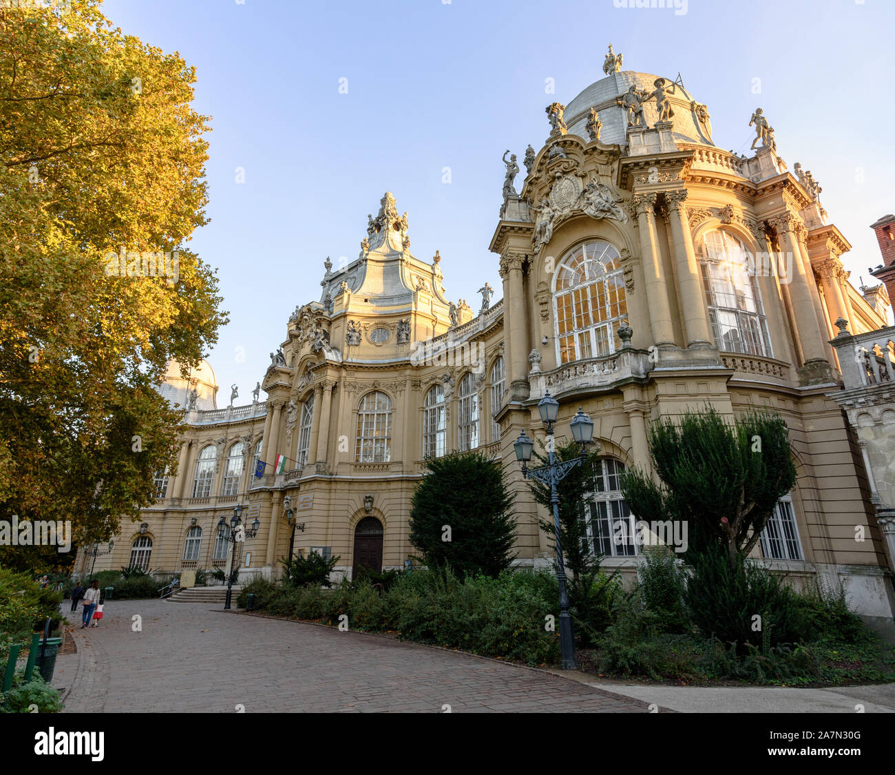 La facciata barocca del Museo dell'Agricoltura ungherese nel parco della città di Budapest in autunno Foto Stock