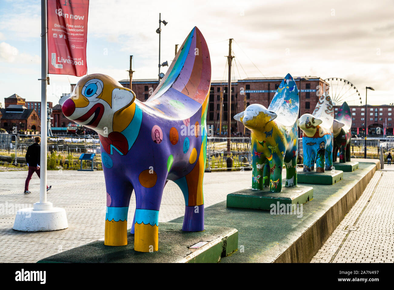 Una piccola "Lambanana" – un incrocio tra un agnello e una banana, creata dall'artista giapponese Taro Chiezo – si trova sull'Isola di Mann a Liverpool, in Inghilterra. L'originale da otto tonnellate, la "Superlambanana", è stata realizzata nel 1998 per la mostra "ArtTransPennine"; per l'anno 2008 della Capitale della Cultura, sono state aggiunte circa 125 repliche più piccole, alte due metri, e installate in tutta Liverpool e nella regione di Merseyside. Foto Stock