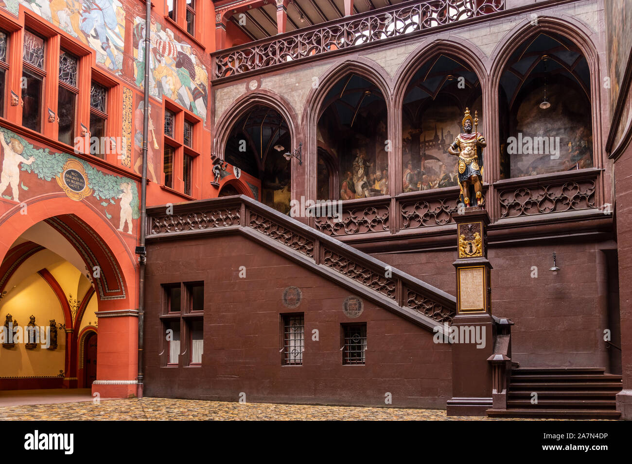 Cortile interno del Basilea Rathaus, il Municipio, con affreschi e Lucius Munatius Plancus statua. Architettura gotica. Foto Stock