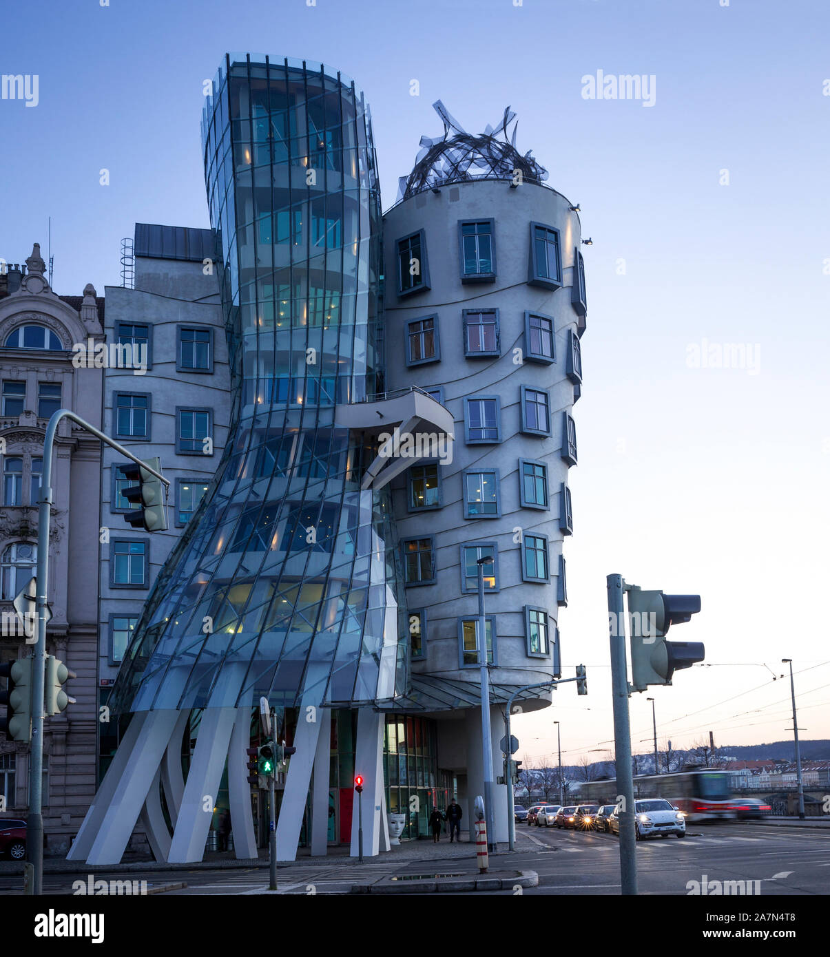 Praga - 18 febbraio: edificio moderno, noto anche come la Casa Danzante, progettato da Vlado Milunic e Frank O. Gehry sorge sul Rasinovo Nabrezi. P Foto Stock