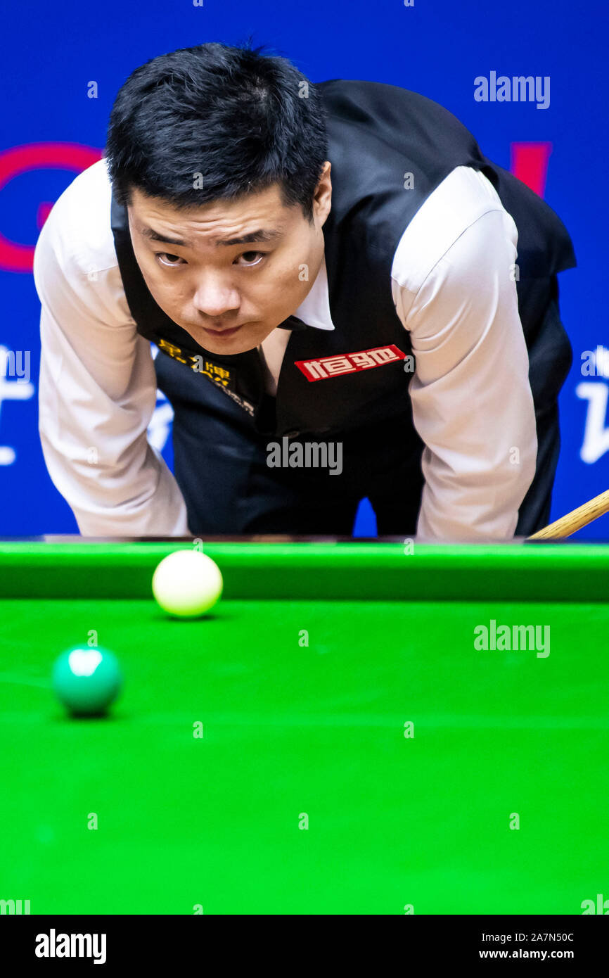 Chinese professional snooker player Ding Junhui guarda la palla al primo round del 2019 Snooker Masters di Shanghai in Cina a Shanghai, 9 settembre Foto Stock