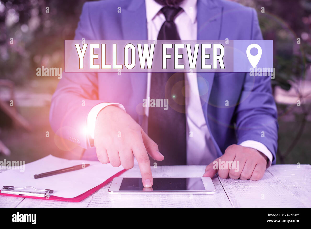 La scrittura della nota mostra la febbre gialla. Il concetto di business per il tropicale malattia di virus che colpisce il fegato e i reni imprenditore con un dito puntato in fro Foto Stock