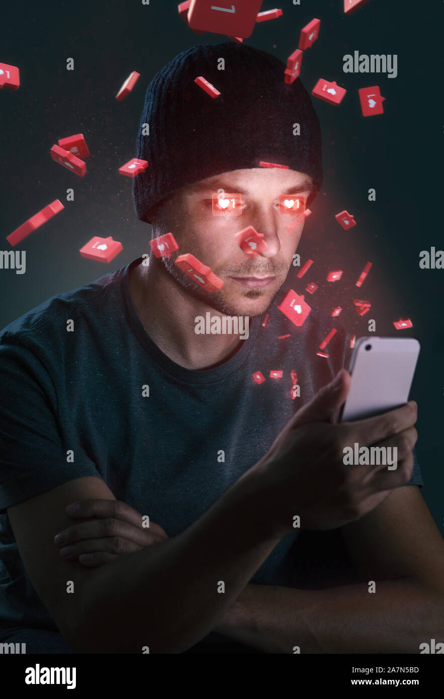 Uomo di tossicodipendenti in social media è ipnotizzato dal suo smartphone Foto Stock