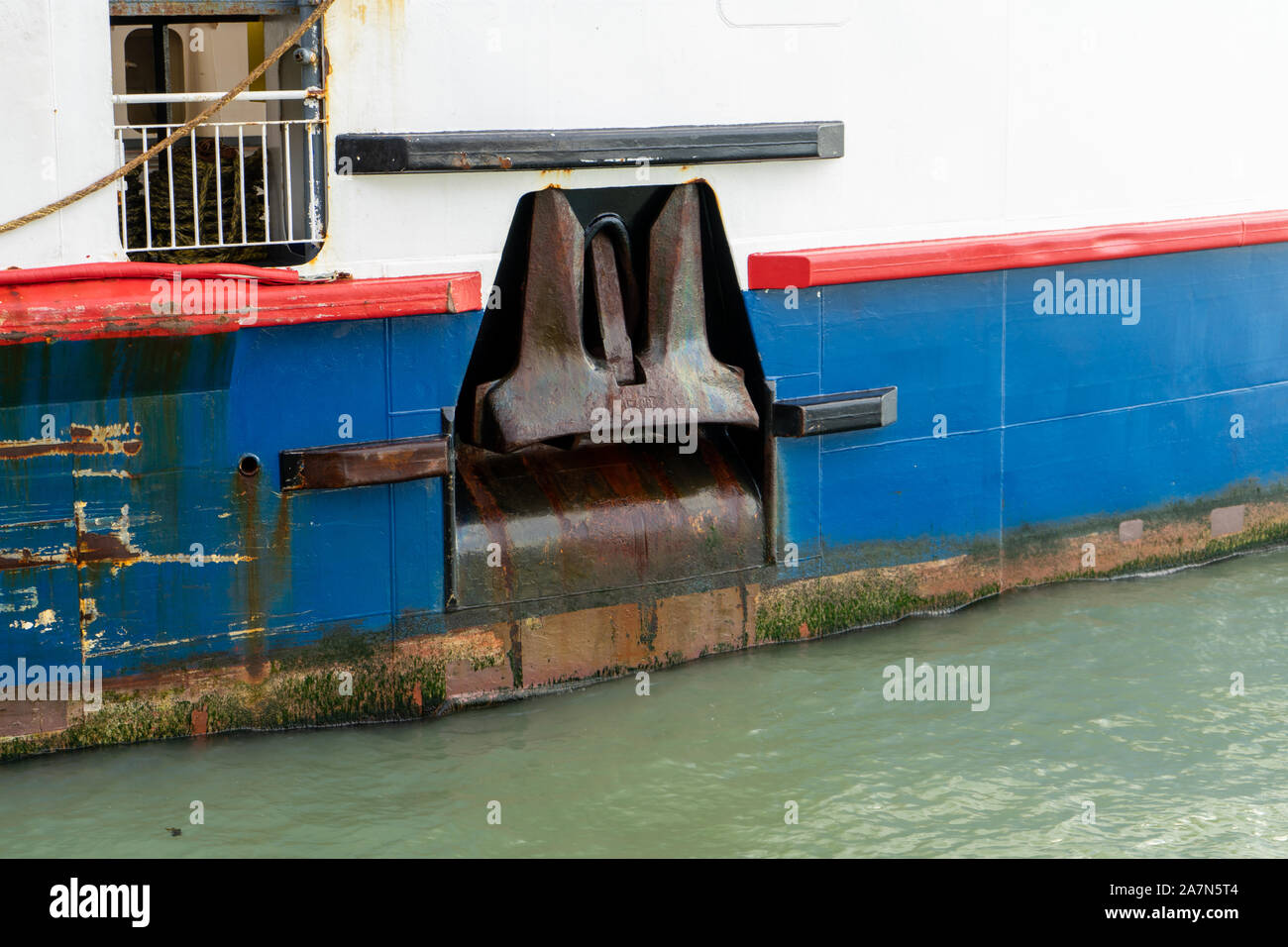 Le navi di un elemento di ancoraggio sul lato di una nave Foto Stock