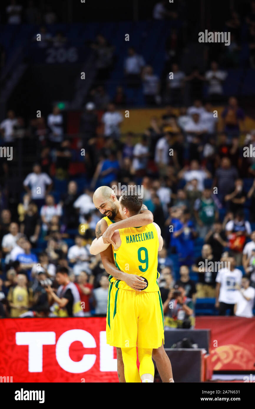 Brazilian-Italian giocatore di pallacanestro professionale Marcelo Huertas, destra, celebra con il compagno di squadra al secondo turno del Gruppo F Brasile vs Grecia 201 Foto Stock