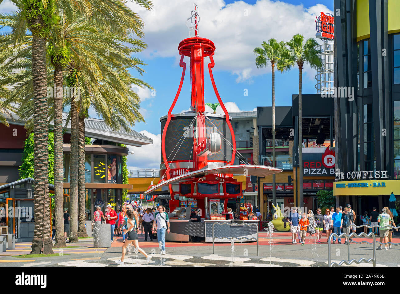 Le persone, i turisti a piedi lungo CityWalk presso gli Universal Studios, Orlando, Florida, Stati Uniti d'America Foto Stock