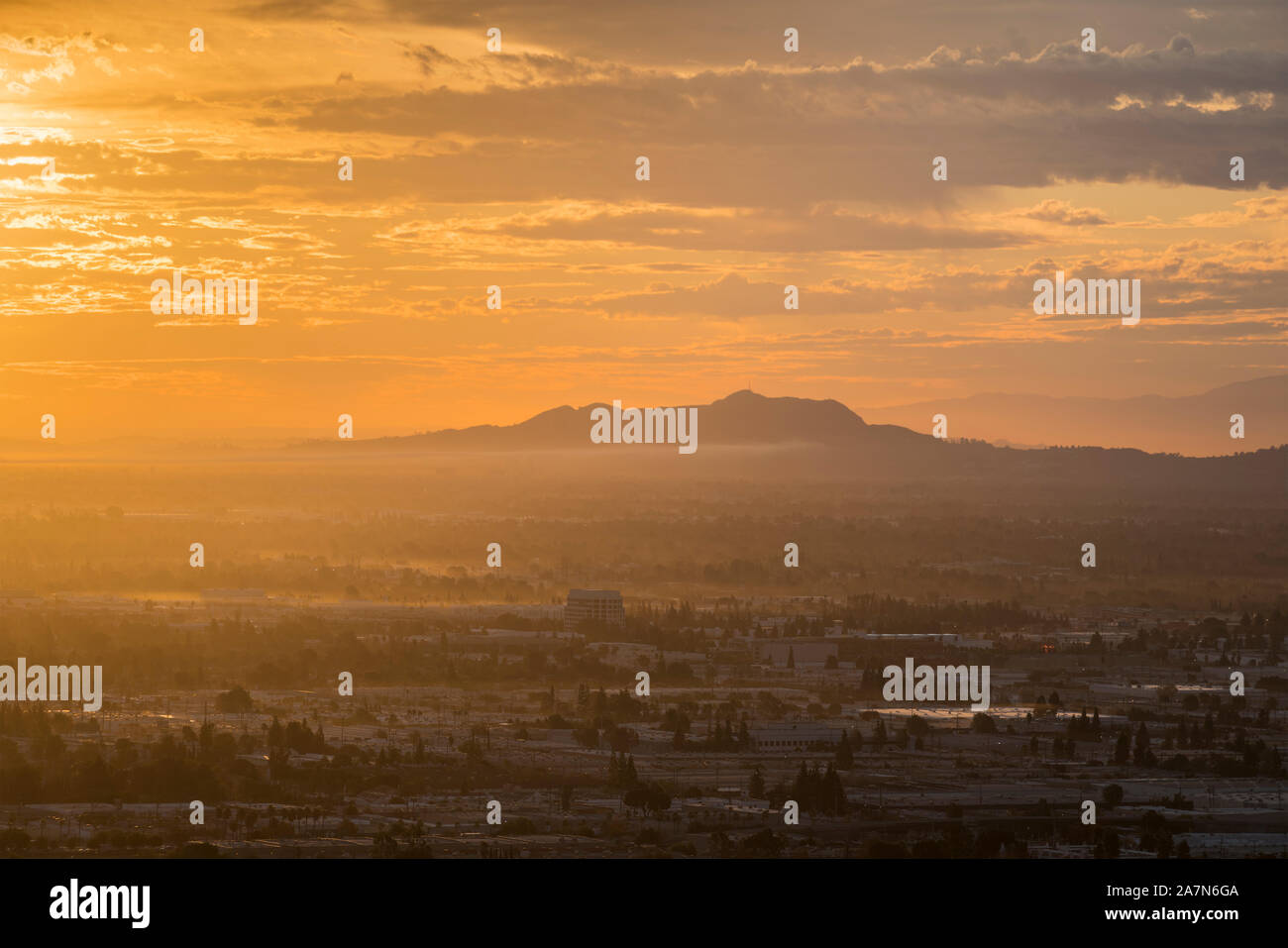 Los Angeles sunrise vista su tutta la valle di San Fernando verso Griffith Park nel Sud della California. Foto Stock