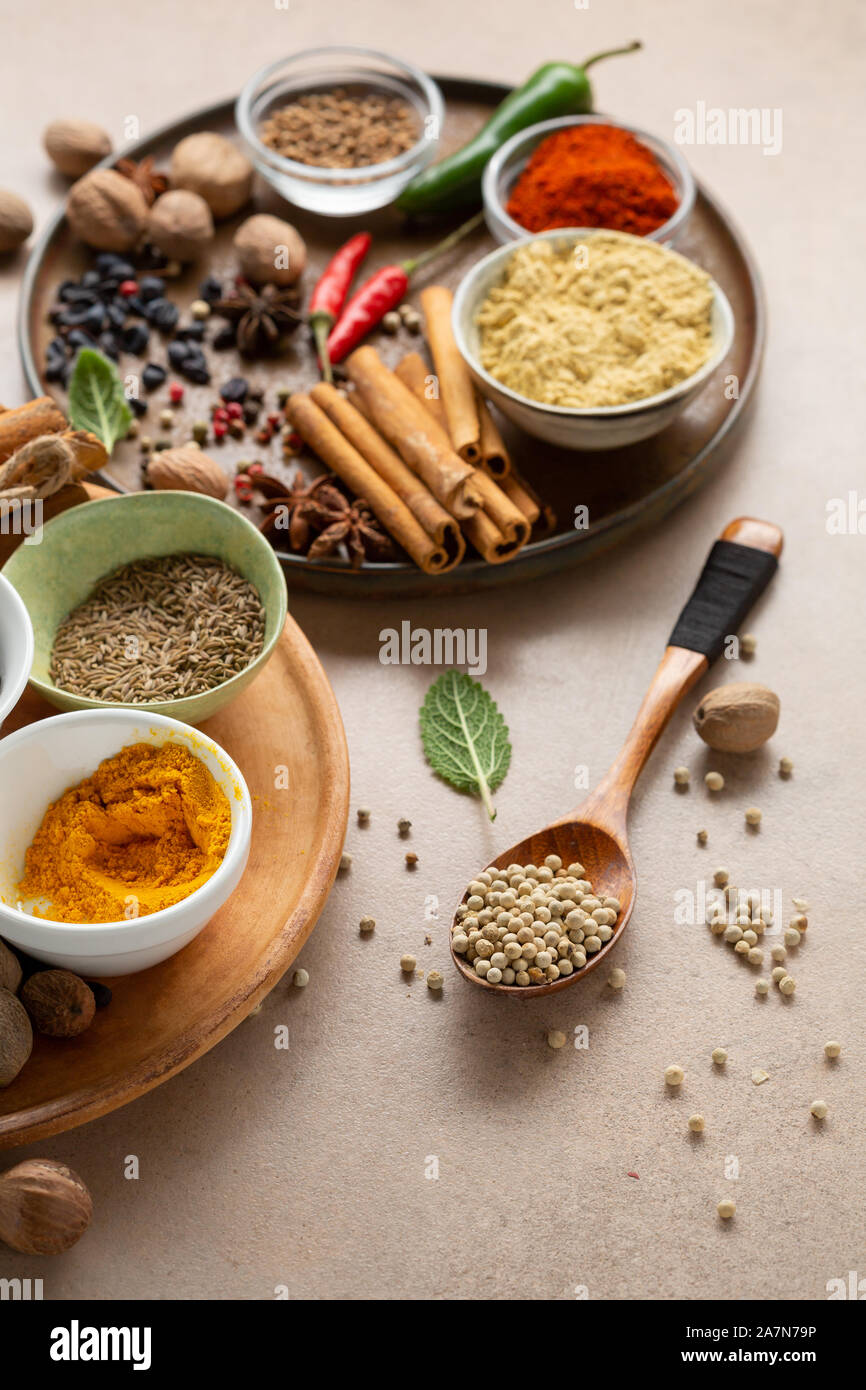 Condimento e mix di spezie sulla piastra, cibo close-up Foto Stock