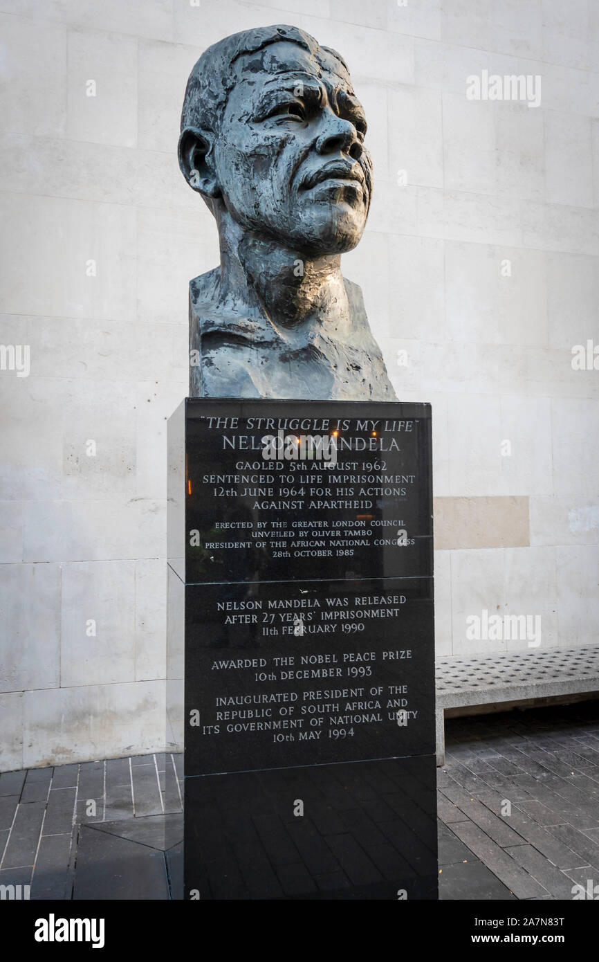 Il Nelson Mandela della statua di Southbank Centre di Londra Foto Stock