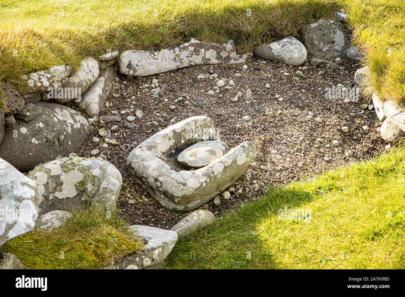 Un tern a valle e pietra di sfregamento, giacente in una fossa di rifiuti o di rifiuti, utilizzato per la macinazione del mais in età neolitica e Bronzo, circa 2500-800 a.C. Foto Stock