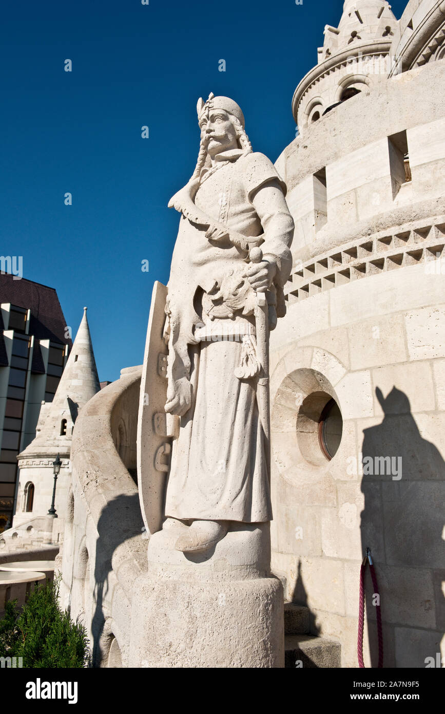 La scultura del capotribù ungherese sul Bastione del Pescatore. Il Buda Castle District, Budapest Foto Stock