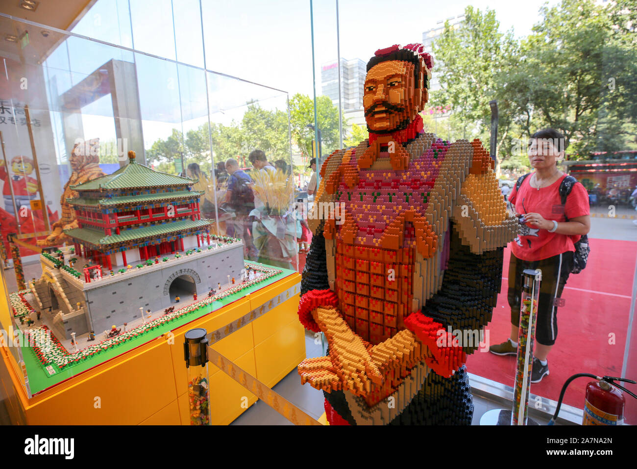 LEGO-pezzo in cotto fatto a soldato nel primo negozio LEGO nel nord ovest della Cina a Xi'an City, provincia di Shaanxi, 1 agosto 2019. Il primo negozio LEGO in Foto Stock