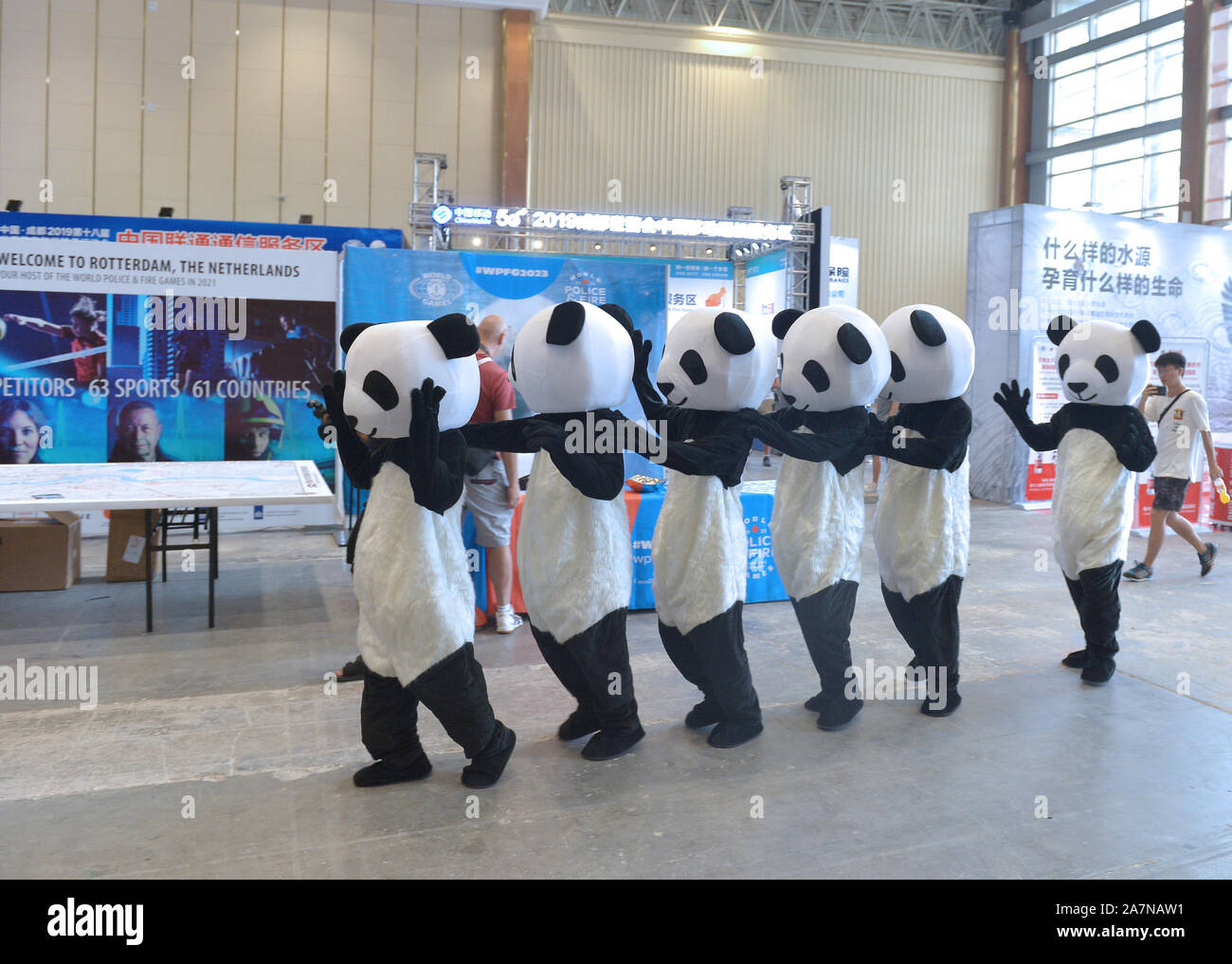 Lavoratori cinesi vestito di panda gigante costumi pongono durante il mondo 2019 la polizia e i Vigili del Fuoco Giochi di Chengdu, a sud-ovest della Cina di provincia di Sichuan, Foto Stock
