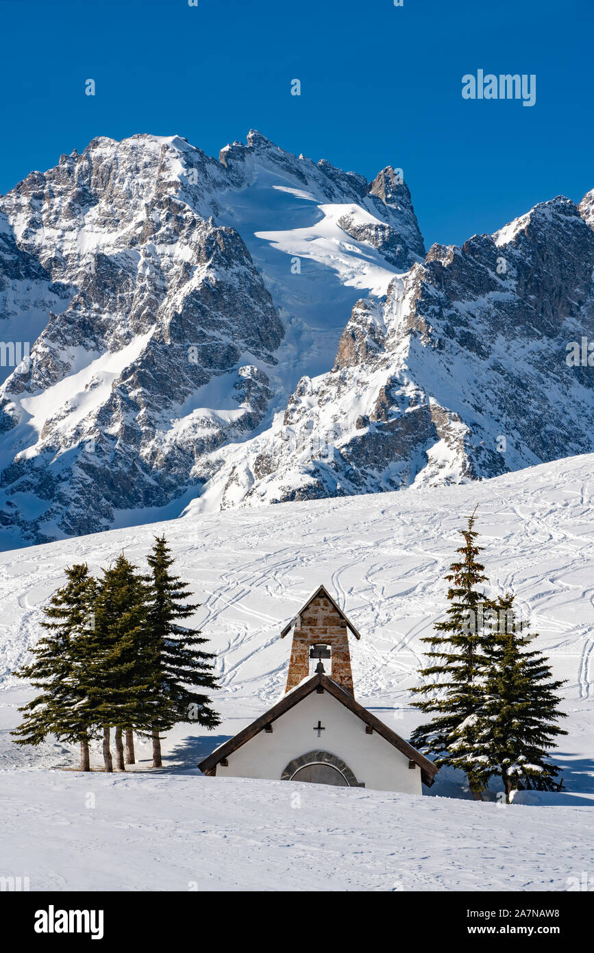 Vista invernale dei ghiacciai e montagne del Parco Nazionale degli Ecrins con La Chapelle des Fusillés. Col du Lautaret, alpi, Francia Foto Stock