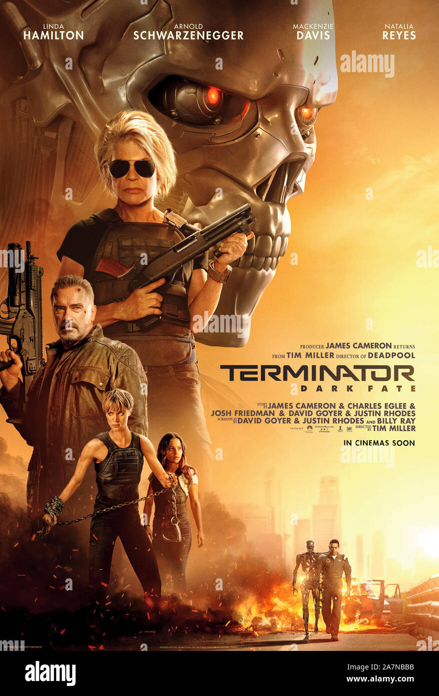 Terminator: Dark destino (2019) diretto da Tim Miller e interpretato da Mackenzie Davis, Linda Hamilton, Brett Azar e Arnold Schwarzenegger. Sarah Connor ritorna alla battaglia di un T-1000. Foto Stock