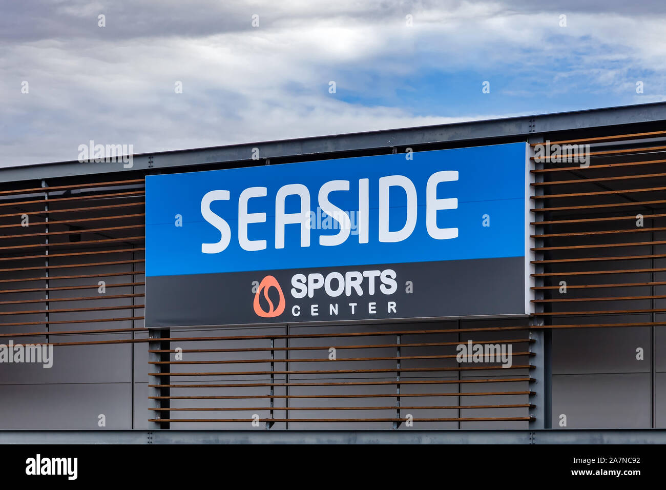 Coina, Portogallo. Cartello del lungomare e il centro sportivo calzatura retail store. Il mare è un grande scarpa portoghese store e brand. Barreiro pianeta. Foto Stock