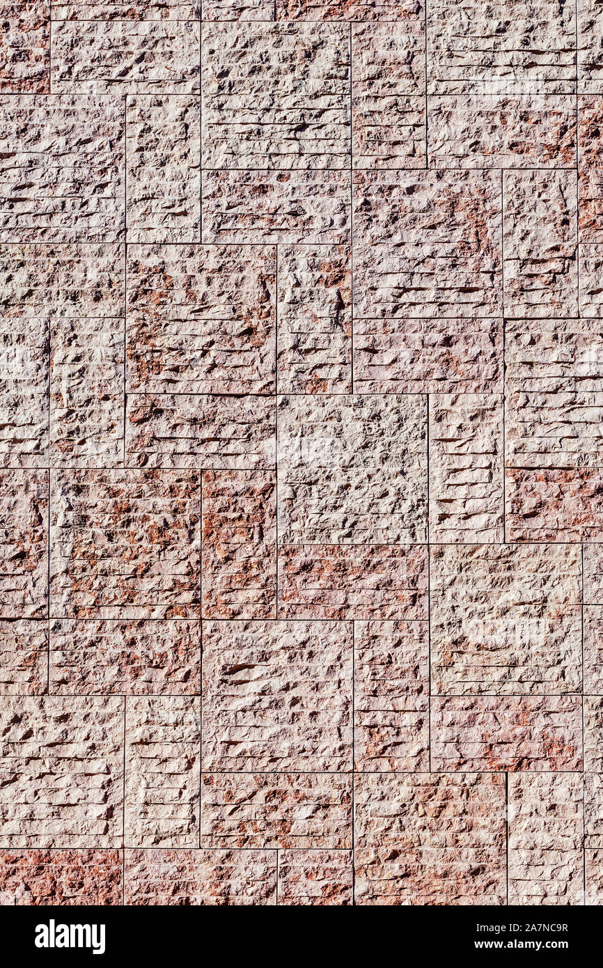 Nuovo muro di pietra con uno sfondo irregolare ruvida consistenza mattonelle o piastrelle. pietra,muro di pietra,pietra,sfondo background,texture,,testurizzata ruvida,wall,blocco Foto Stock