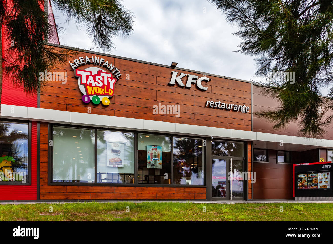 Coina, Portogallo. Ingresso di KFC un ristorante fast food con un annuncio per il gustoso mondo area per bambini (Área Infantil in portoghese).Kentuky Fried Chicken Foto Stock