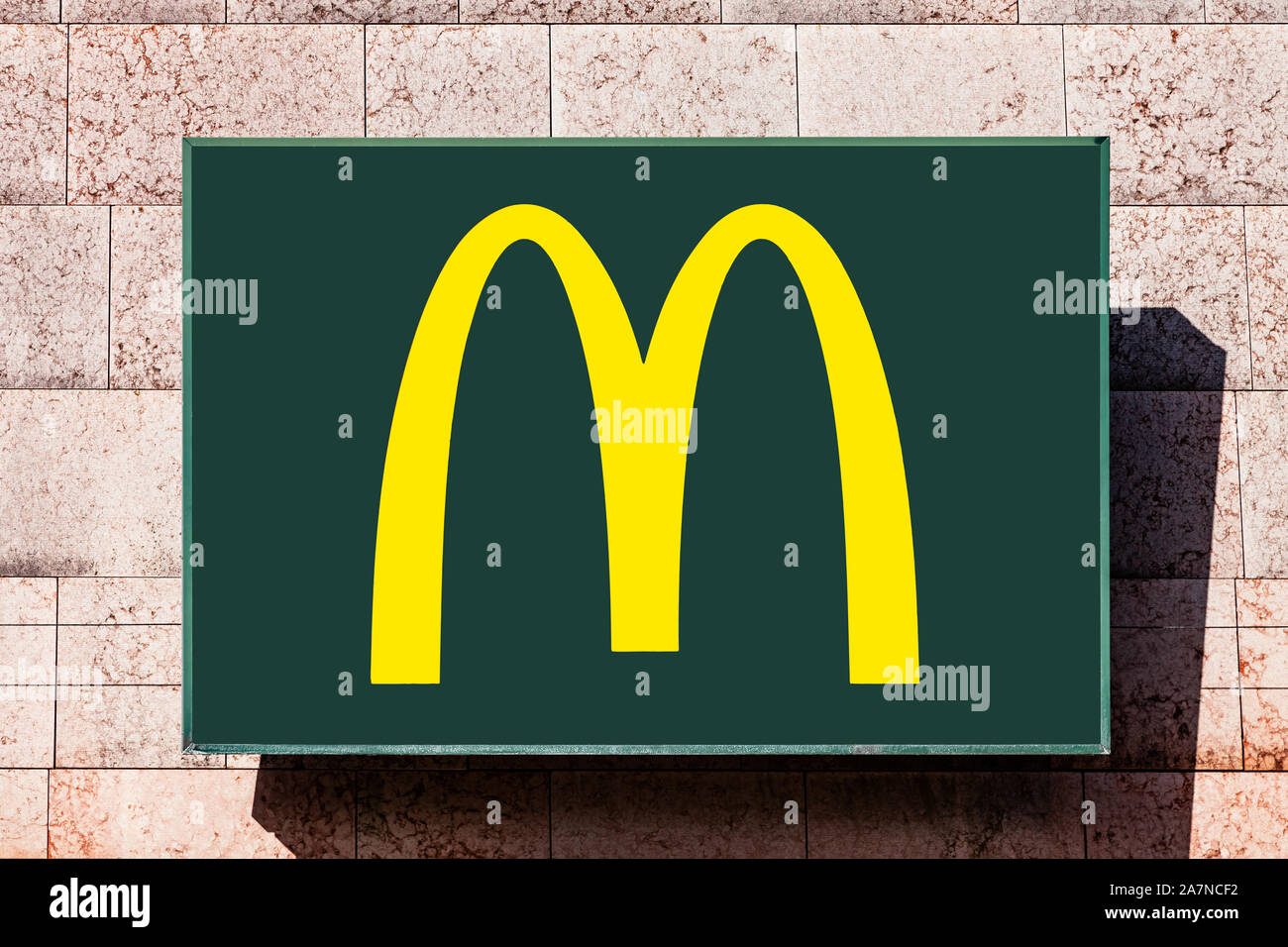 Almada, Portogallo. Cartello pubblicità ristorante McDonald's con il Golden Arches logo in giallo e verde, in un centro commerciale o centro commerciale per lo shopping. Foto Stock